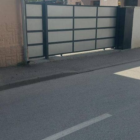 Apartman Espresso Sa Parkingom Сремська Митровиця Екстер'єр фото