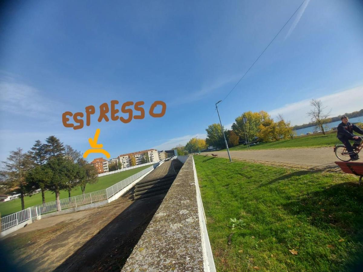 Apartman Espresso Sa Parkingom Сремська Митровиця Екстер'єр фото